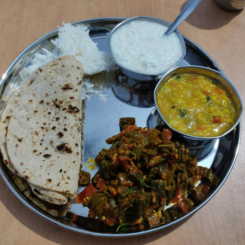 You are currently viewing South Indian Thali Recipe: 7 Secrets to a Perfect Traditional Banana Leaf Feast